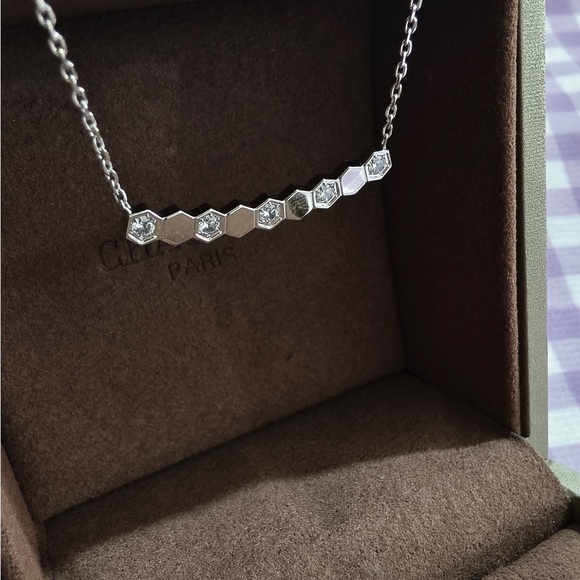 CHAUMET Jewelry - Elegant Hexagonal Silver Necklace with Crystal Accents